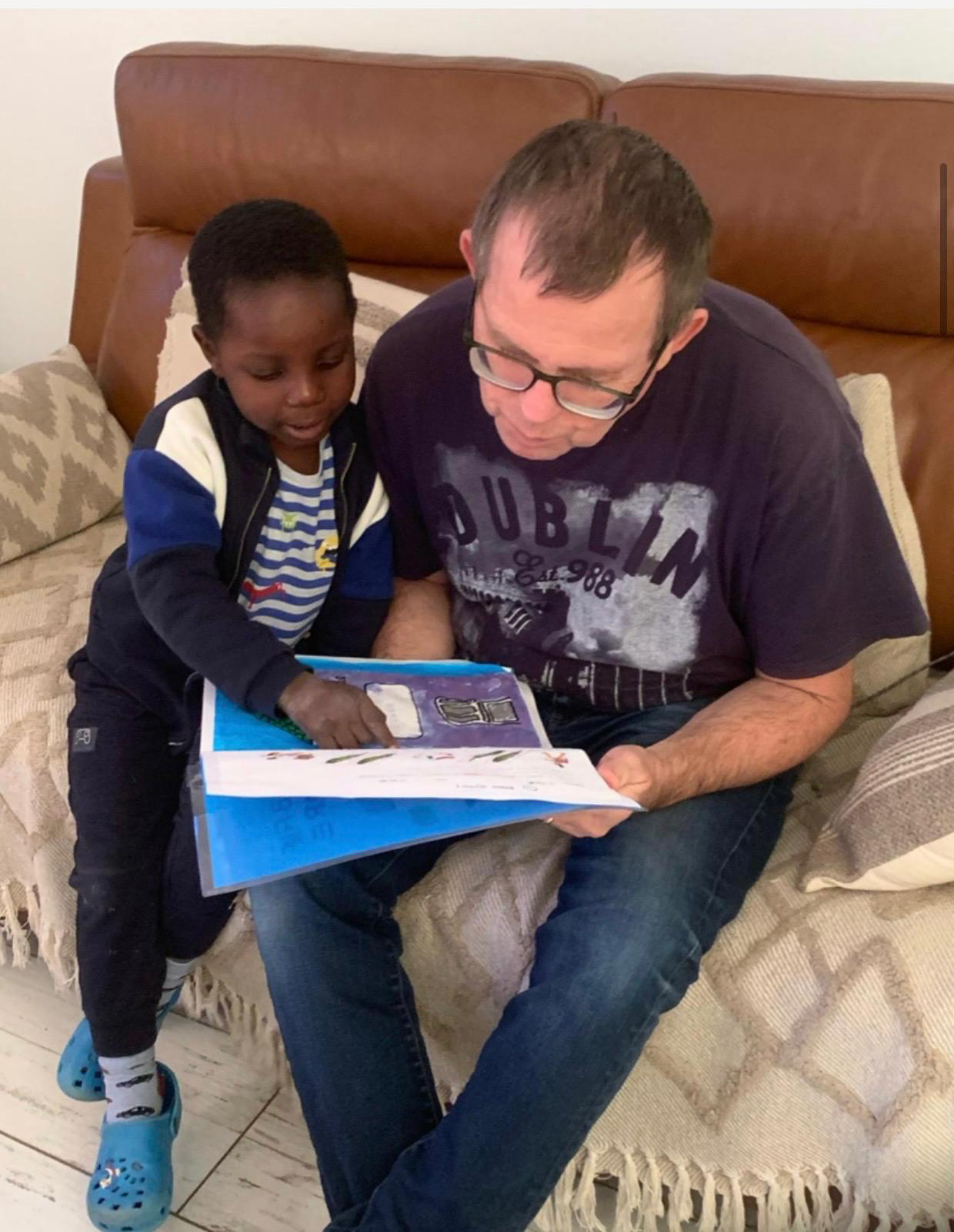 Avec son papa d'accueil
