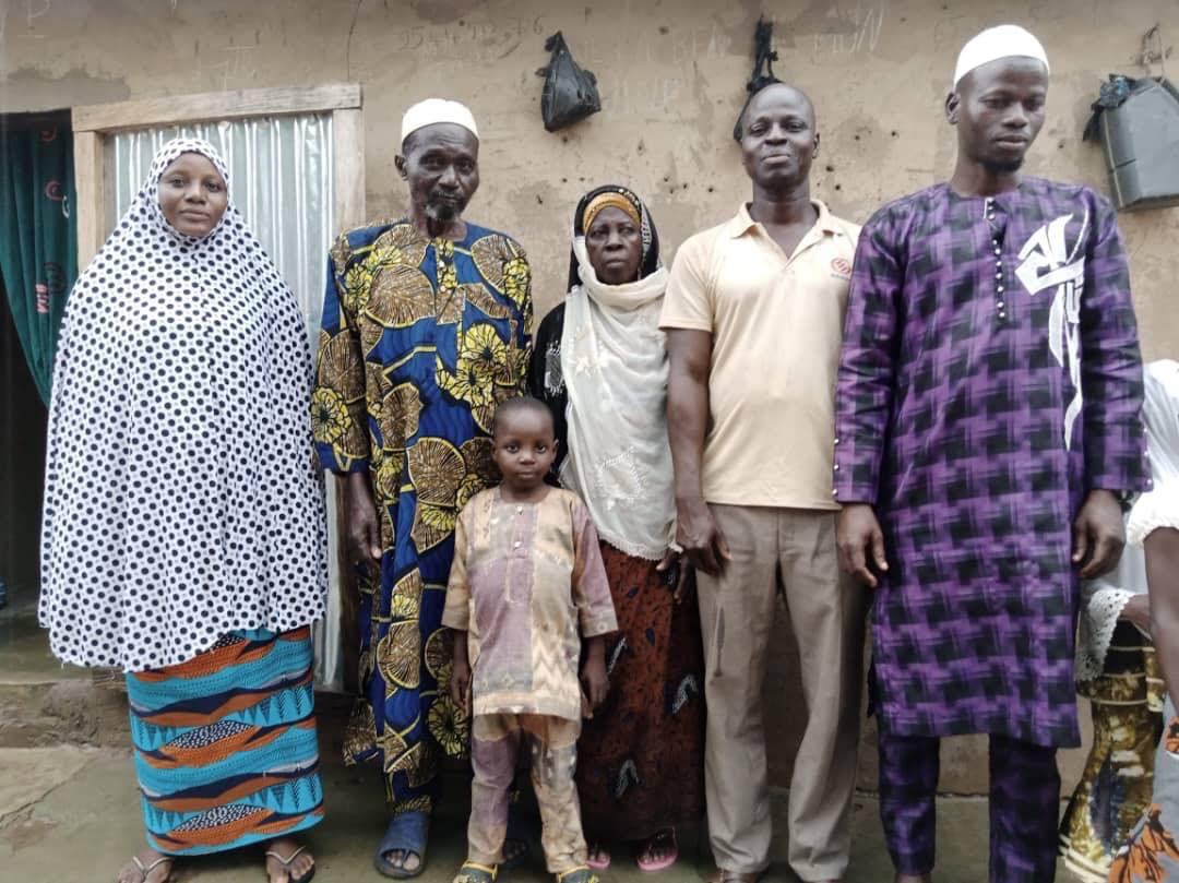 Icham et sa famille, dans leur village du nord du Bénin