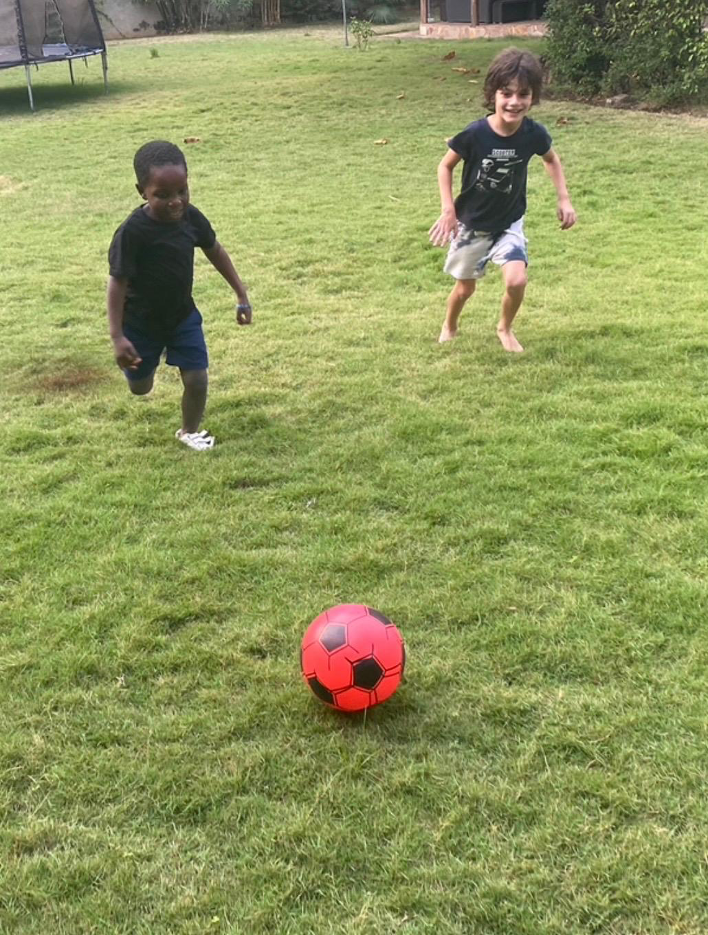 Le football au jardin, comme tous les enfants
