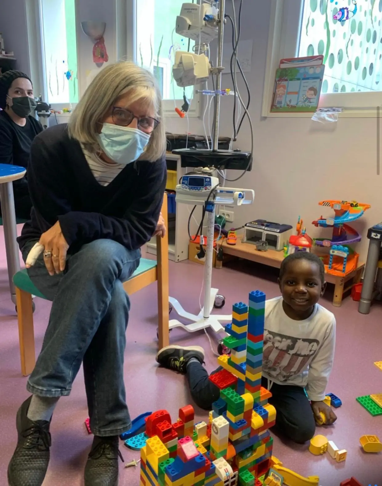 En convalescence après ses 2 opérations en france avec la maman de la famille d'accueil